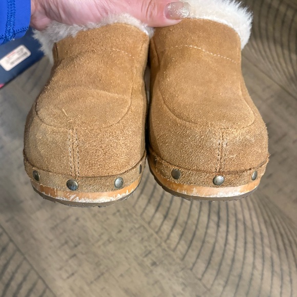 Ugg Australia Sherpa Lined Kalie Chestnut Suede Studded Clogs w/ Wooden Heel - Picture 7 of 10